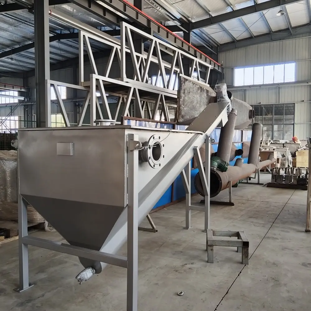 Shaftless spiral sand and water separator