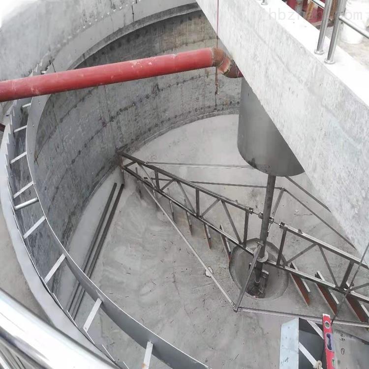 Vertical frame center drive scraper for sewage sedimentation tank