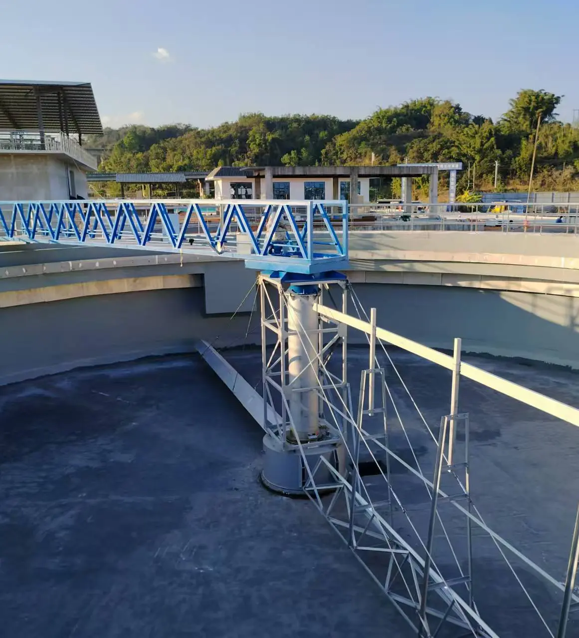 Central single tube mud scraper