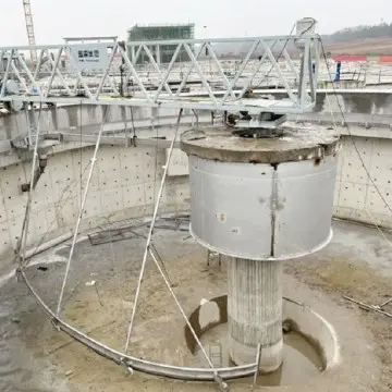 Peripheral drive bridge type scraper for neutralization and sedimentation tank